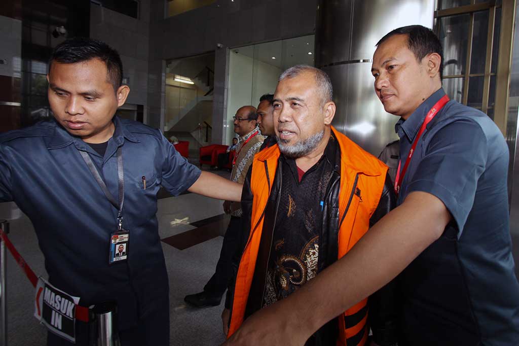 Patrialis Akbar memasuki Gedung Merah Putih KPK.