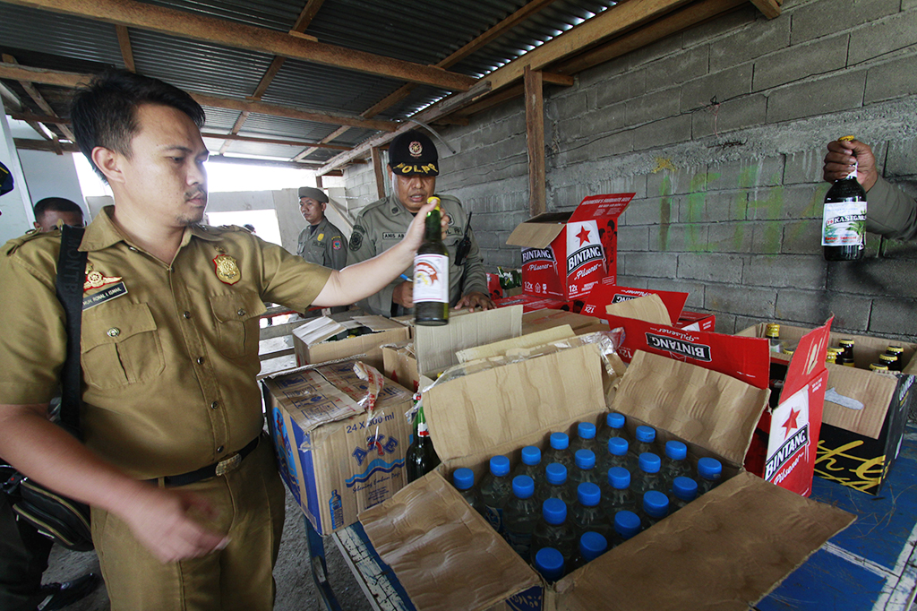 Satpol PP menggeledah rumah yang menyimpan dan menjual miras di Desa Hepuhulawa, Kabupaten Gorontalo, Gorontalo.