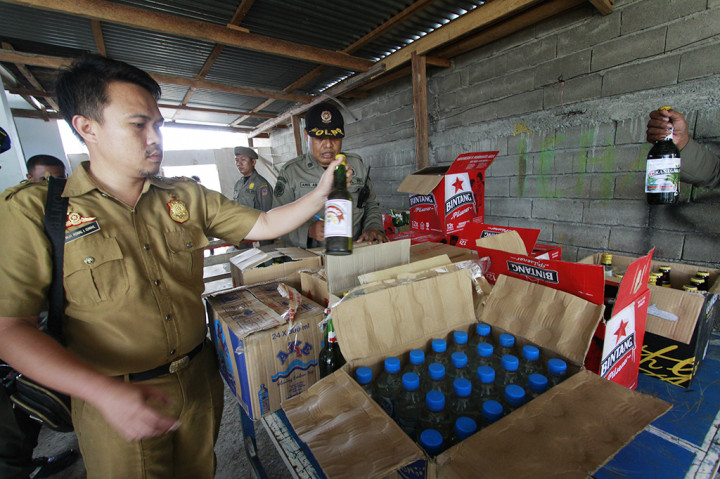 Satpol PP menggeledah rumah yang menyimpan dan menjual miras di Desa Hepuhulawa, Kabupaten Gorontalo, Gorontalo.