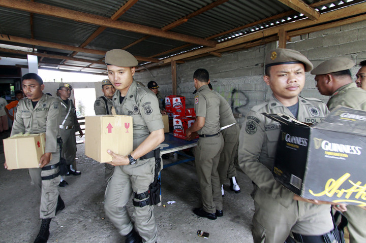 Satpol PP membawa barang bukti dari sebuah rumah yang menyimpan dan menjual miras di Desa Hepuhulawa, Kabupaten Gorontalo, Gorontalo.