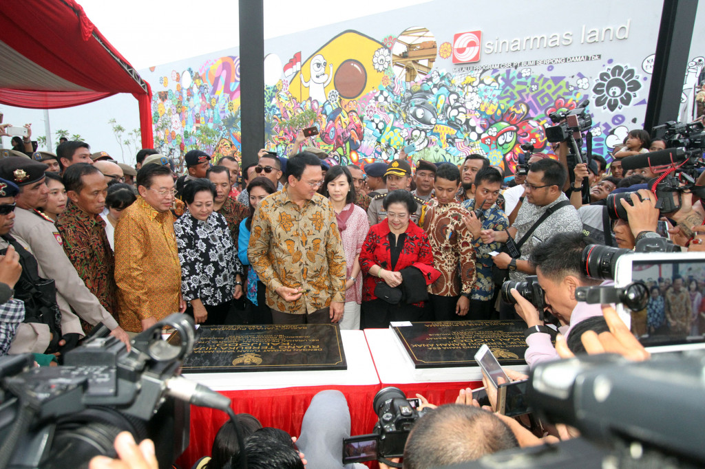 Gubernur DKI Jakarta Basuki Tjahaja Purnama menandatangani prasasti peresmian disaksikan Megawati. MI/Arya Manggala