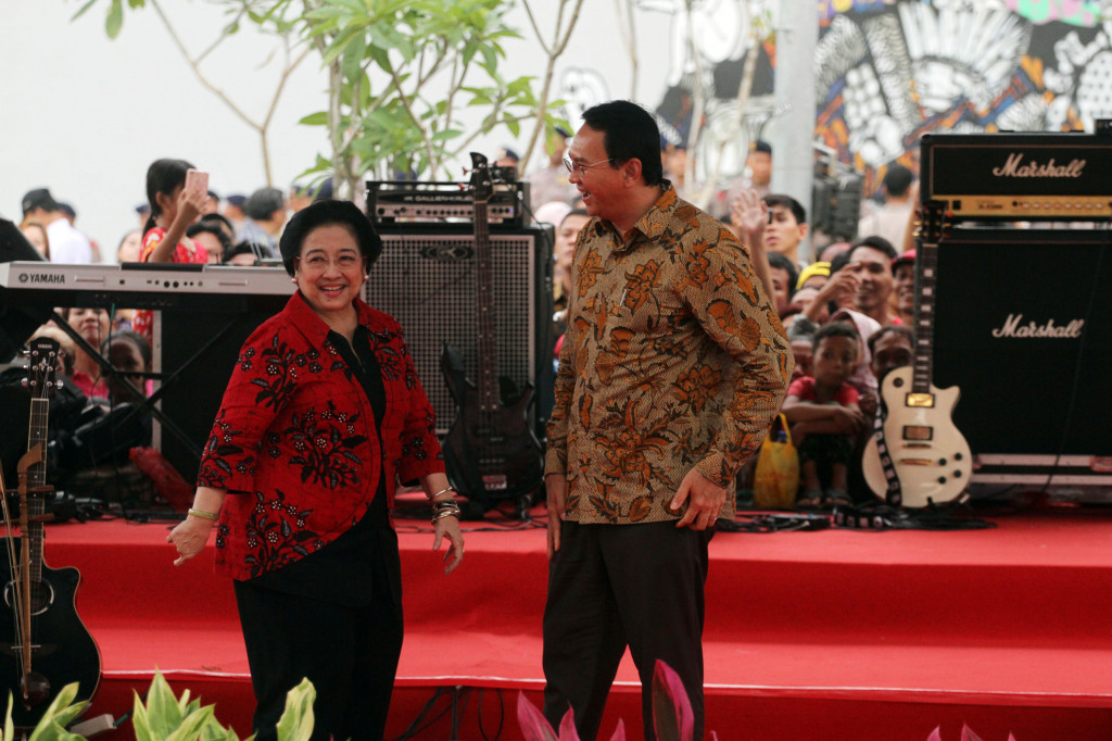 Ahok mengajak Megawati naik ke panggung untuk menyapa langsung warga yang berkumpul. MI/Arya Manggala
