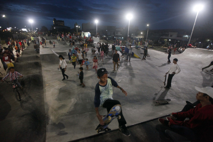 Foto yang dibuat pada 15 Januari 2017 ini memperlihatkan warga antusias menikmati RPTRA dan RTH Kalijodo. Kawasan seluas 1,4 hektar ini dilengkapi lintasan joging, sepeda, skate park, mushola, lapangan futsal, outdoor fitnes dan toilet. MI/Rommy Pujianto