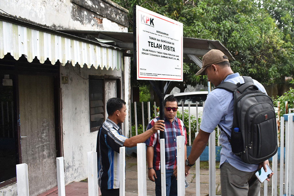 Selain itu, juga beberapa aset di luar Kota Madiun. Aset itu, antara lain berupa tanah dan bangunan yang digunakan untuk Kantor DPC Partai Demokrat Kota Madiun di Jalan A Yani, Kelurahan Pangongangan, Kecamatan Manguharjo, tanah yang difungsikan sebagai peternakan dan kebun di Jalan Tanjung Raya, Kelurahan Manisrejo, Kecamatan Taman, serta sejumlah tempat usaha.