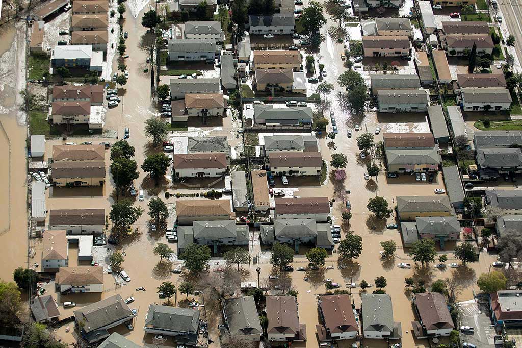 Ribuan rumah warga di San Jose, California terendam banjir akibat meluapnya Sungai Coyote, setelah hujan selama beberapa hari.