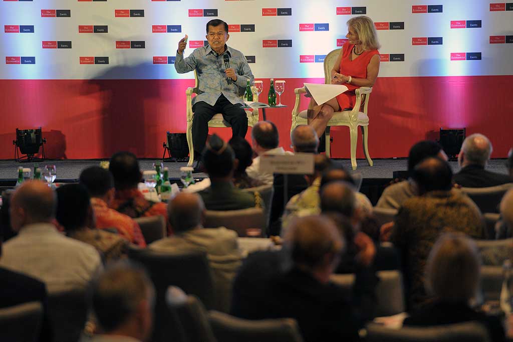 Wapres Jusuf Kalla didampingi moderator Zanny Minton Beddoes menyampaikan kebijakan pemerintah Indonesia bidang kelautan pada pembukaan Konferensi Kelautan Dunia 2017.