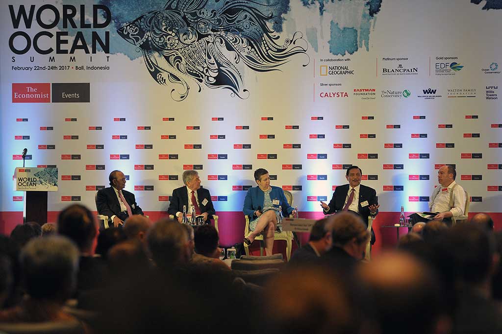 Menko bidang Kemaritiman Luhut Binsar Panjaitan (kedua kanan) menyampaikan kebijakan Indonesia, saat berbicara bersama Menteri Kelautan Portugal Ana Paula Vitorino (tengah), Komisioner Uni Eropa urusan Lingkungan, Kemaritiman dan Perikanan Karmenu Vella (kedua kiri), Menteri Lingkungan dan Kehutanan Bangladesh Anwar Hossain Manju (kiri) dalam Konferensi Kelautan Dunia 2017.