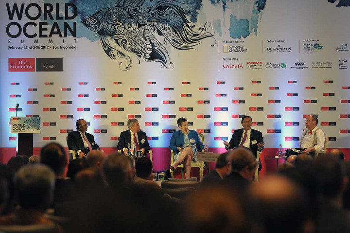 Menko bidang Kemaritiman Luhut Binsar Panjaitan (kedua kanan) menyampaikan kebijakan Indonesia, saat berbicara bersama Menteri Kelautan Portugal Ana Paula Vitorino (tengah), Komisioner Uni Eropa urusan Lingkungan, Kemaritiman dan Perikanan Karmenu Vella (kedua kiri), Menteri Lingkungan dan Kehutanan Bangladesh Anwar Hossain Manju (kiri) dalam Konferensi Kelautan Dunia 2017.