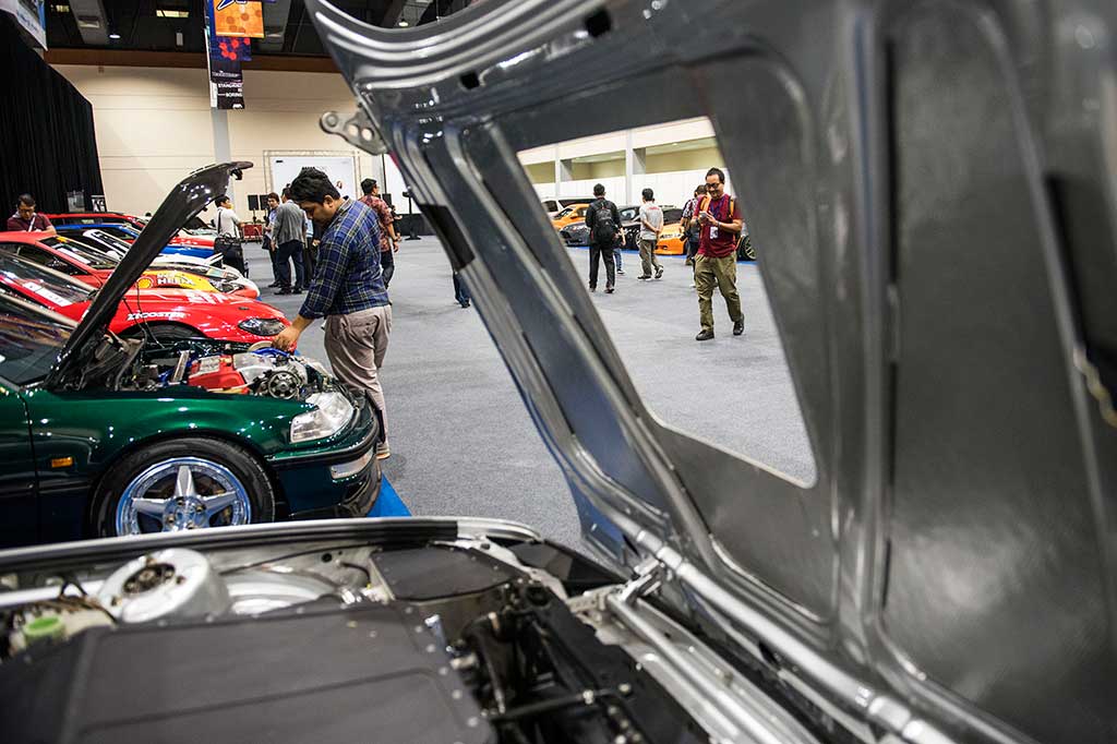 Pengunjung melihat-lihat mobil modifikasi pada pameran mobil 'aftermarket' dan modifikasi di JCC, Senayan, Jakarta, Kamis (23/2/2017).