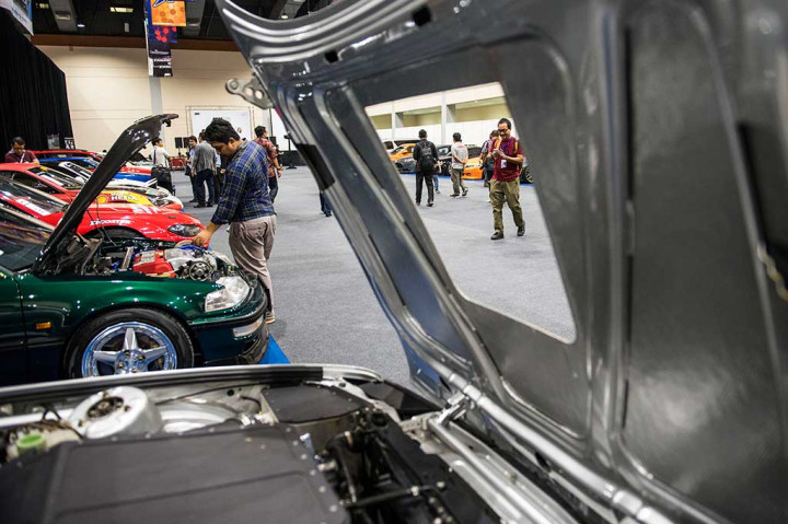 Pengunjung melihat-lihat mobil modifikasi pada pameran mobil 'aftermarket' dan modifikasi di JCC, Senayan, Jakarta, Kamis (23/2/2017).