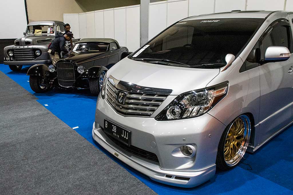 Pengunjung melihat-lihat mobil modifikasi pada pameran mobil 'aftermarket' dan modifikasi di JCC, Senayan, Jakarta.