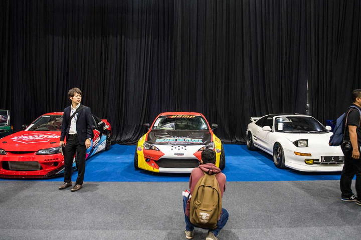 Seorang pengunjung mengabadikan mobil modifikasi yang dipamerkan  pada pameran mobil 'aftermarket' dan modifikasi di JCC.