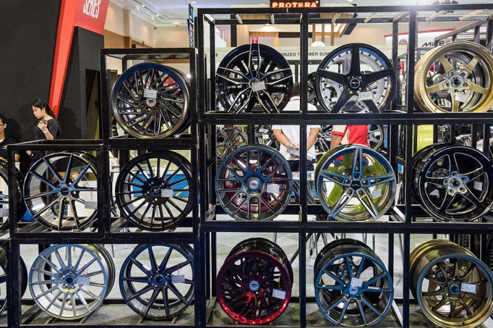 Berbagai macam velg untuk kebutuhan mobil modifikasi juga dipamerkan pada pameran mobil aftermarket dan modifikasi di JCC.