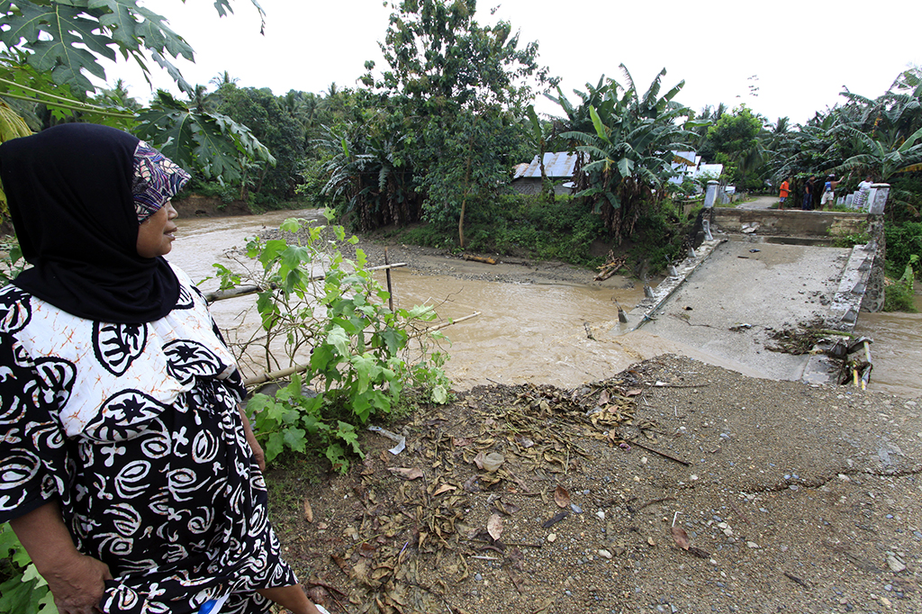 Jembatan Penghubung Dua Desa di Gorontalo Ambruk