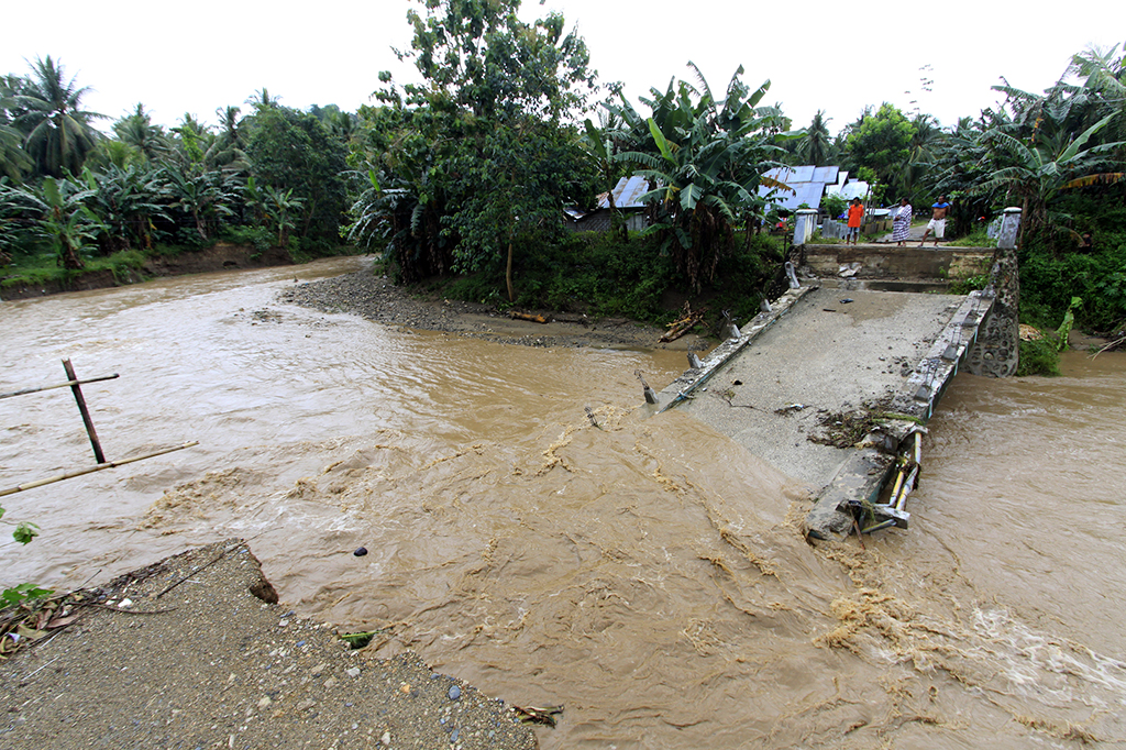 Jembatan Penghubung Dua Desa di Gorontalo Ambruk