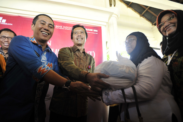 Wakil Wali Kota Makassar Syamsu Rizal MI menyerahkan secara simbolis bantuan beras sejahtera (rastra) non tunai kepada warga.