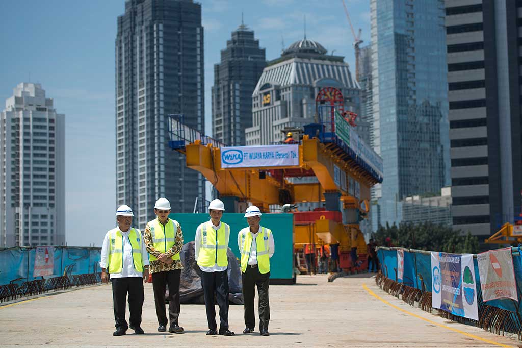 Presiden Joko Widodo (kedua kanan) didampingi Menteri Perhubungan Budi Karya (kanan), Menteri PUPR Mochamad Basoeki Hadimoeljono (kiri), dan Gubernur DKI Jakarta Basuki Tjahaja Purnama meninjau proyek simpang susun Semanggi, di kawasan Semanggi, Jakarta, Kamis (23/2/2017).