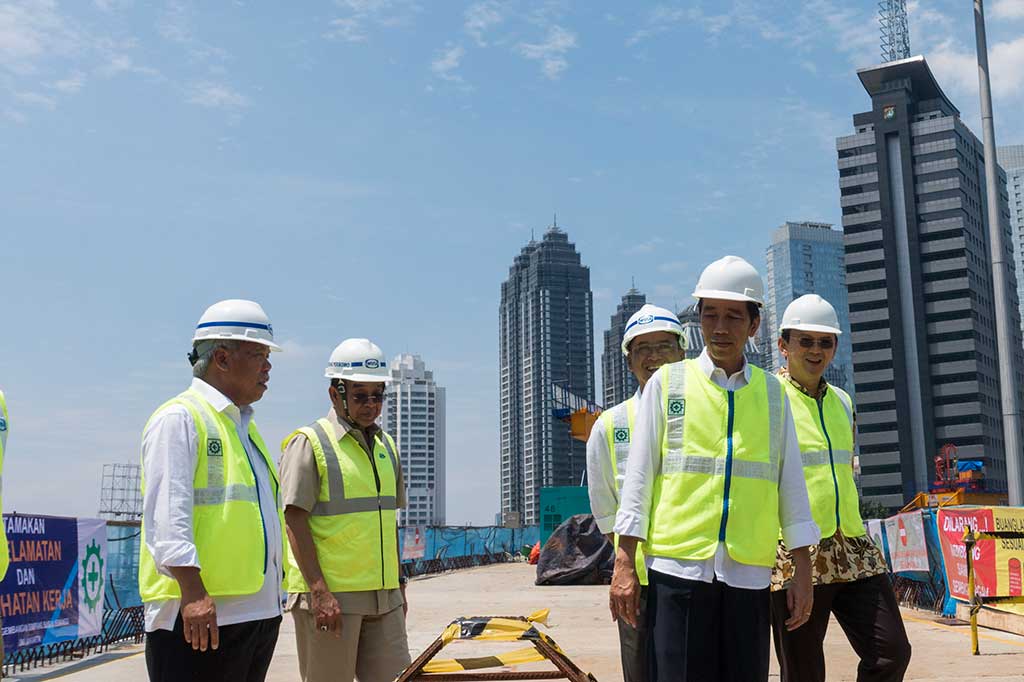 Presiden mengatakan Simpang Susun Semanggi sepanjang 1,8 km tersebut juga diharapkan rampung pertengahan tahun ini. 