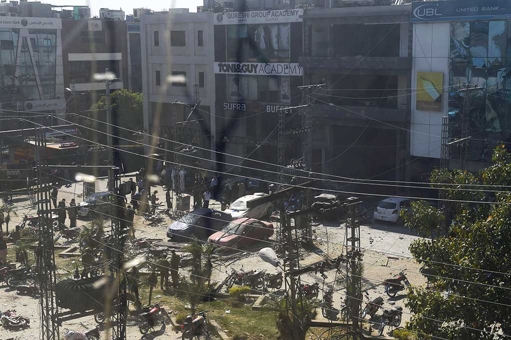 Aparat keamanan Pakistan bersiaga di lokasi ledakan bom di pusat perbelanjaan kelas atas di Lahore, Kamis (23/2/2017).