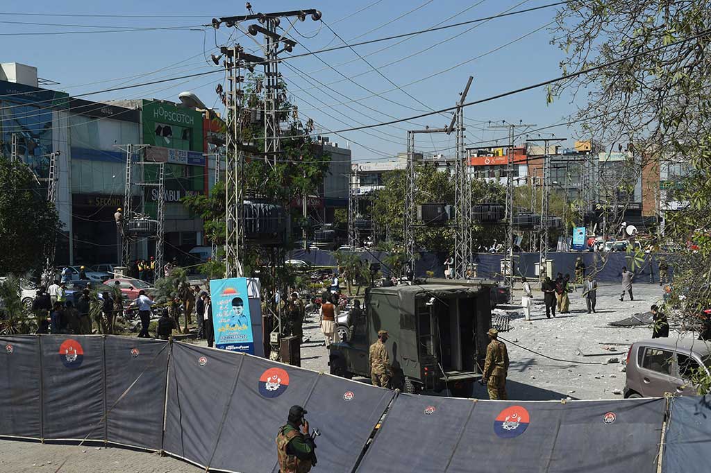 Dahsyatnya ledakan bom mengakibatkan lima orang tewas dan 30 lainnya luka-luka. Beberapa bangunan dan mobil juga mengalami kerusakan serius.
