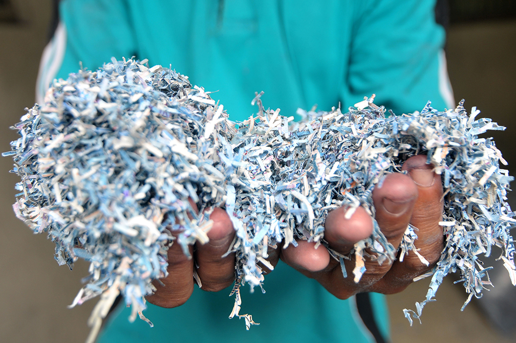 Petugas menunjukkan uang rusak yang telah dimusnahkan di Bank Indonesia (BI) Tegal, Jawa Tengah.