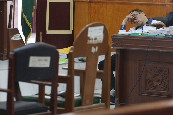 Sebelum sidang dimulai, Ramadhan tertidur pulas kurang lebih sekitar 10 menit.