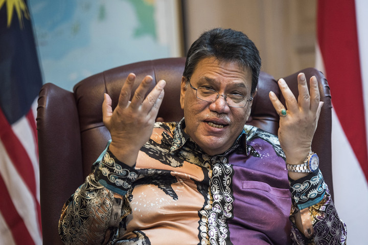 Dato Seri Zahrain Mohamed Hashim menyatakan berdasarkan aturan yang ada di Malaysia seorang tersangka belum bisa menerima tamu sampai investigasi selesai.