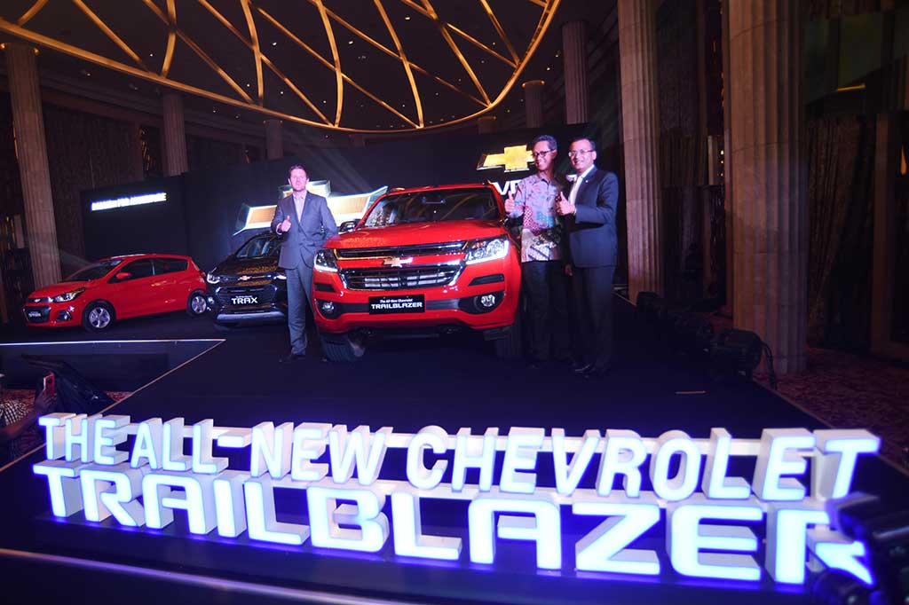 Presiden Direktur GM Indonesia Gaurav Gupta (kanan) bersama Dirjen Industri Logam, Mesin, Alat Transportasi dan Elektronika I Gusti Putu Suryawirawan (kedua kanan) dan Lead Development Engineer Chevrolet New Trailblazer Dan Pinnuck meluncurkan tiga mobil baru Chevrolet di Jakarta, Kamis (23/2). 