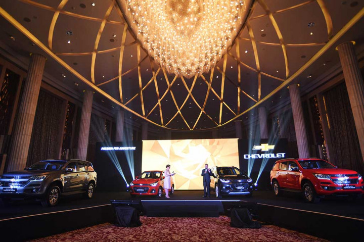 Presiden Direktur GM Indonesia Gaurav Gupta (kanan) memaparkan keunggulan tiga mobil baru Chevrolet dalam peluncurannya. 