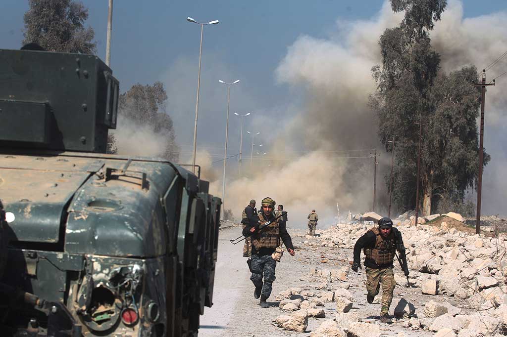 Asap membubung saat berlangsungnya pertempura sengit antara pasukan keamanan Irak melawan pemberontak IS di Bandar Mosul, Kamis.