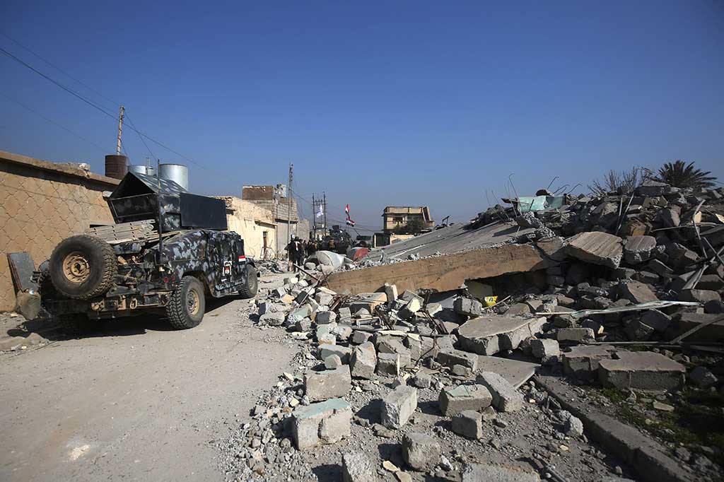 Pertempuran di lingkar dan bandara itu menewaskan 30 milisi IS dan melukai puluhan lainnya. Pasukan juga menangkap 20 milisi, termasuk warga asing dan warga Arab non-Irak.