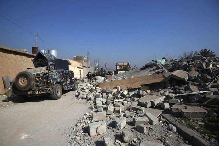 Pertempuran di lingkar dan bandara itu menewaskan 30 milisi IS dan melukai puluhan lainnya. Pasukan juga menangkap 20 milisi, termasuk warga asing dan warga Arab non-Irak.