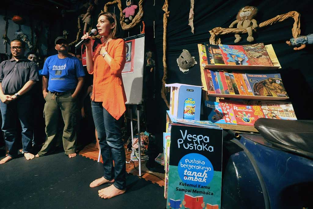 Duta Baca Indonesia Najwa Shihab dalam sambutannya mengapresiasi Komunitas Tanah Ombak Padang, Sumatera Barat, dalam memasyarakatkan literasi dengan cara meluncurkan Vespa Pustaka.