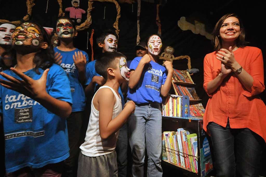 Najwa Shihab bernyanyi bersama anak-anak saat menghadiri kegiatan komunitas Ruang Baca Tanah Ombak di Purus, Padang, Sumbar. 