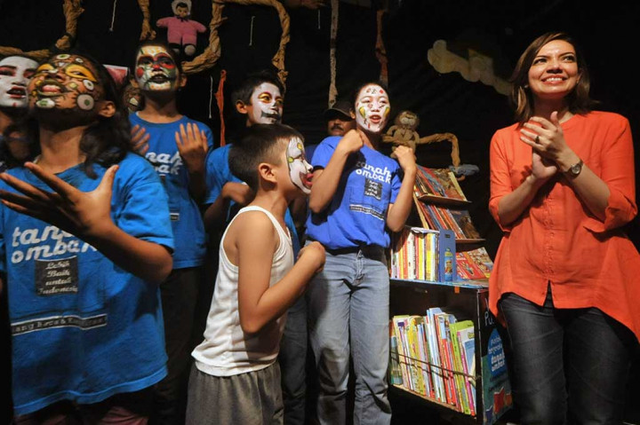 Najwa Shihab bernyanyi bersama anak-anak saat menghadiri kegiatan komunitas Ruang Baca Tanah Ombak di Purus, Padang, Sumbar. 