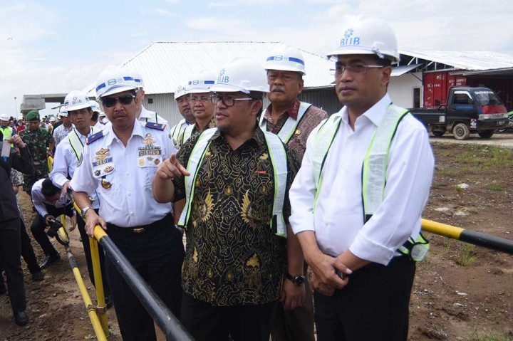 Menteri Perhubungan Budi Karya Sumadi (kanan) didampingi Gubernur Jawa Barat Ahmad Heryawan (tengah) meninjau pembangunan Bandara Internasional Kertajati di Majalengka, Jawa Barat, Jumat (24/2/2017).