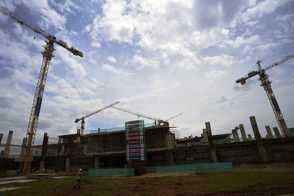 Menhub menargetkan Bandara Kertajati bisa beroperasi pada pertengahan 2018 mendatang.