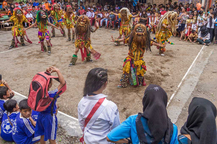 Anak-anak menari tarian buto galak saat pertunjukan seni Merti Desa di Desa Wirogomo, Banyubiru, Kabupaten Semarang, Jawa Tengah, Jumat (24/2/2017).