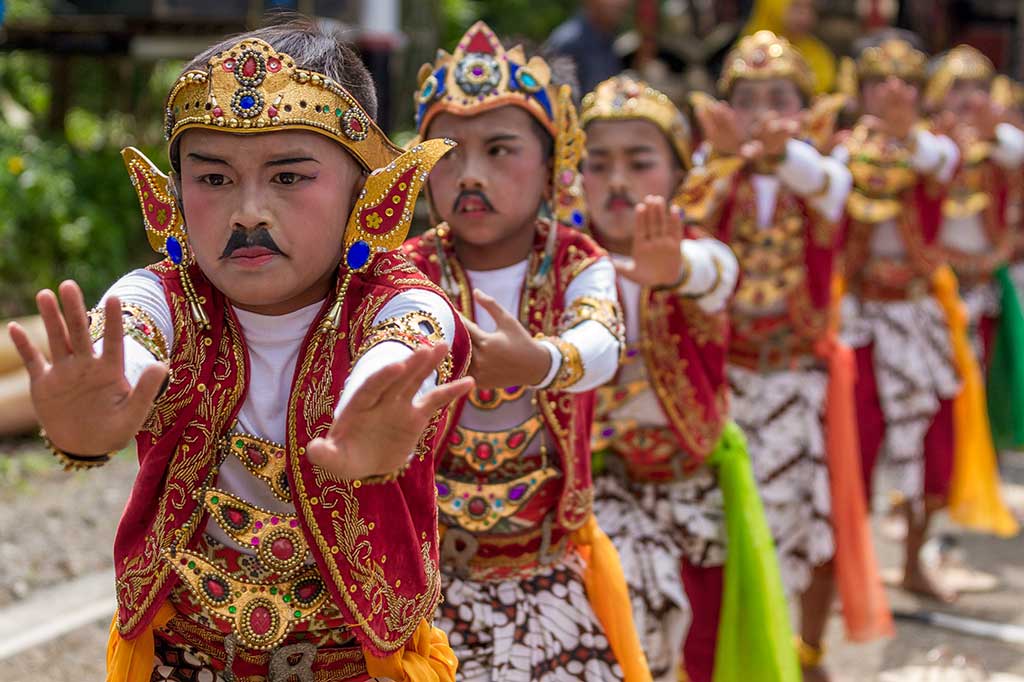 Sejumlah anak menari tarian prajuritan saat pertunjukan seni Merti Desa di Desa Wirogomo, Banyubiru, Kabupaten Semarang.