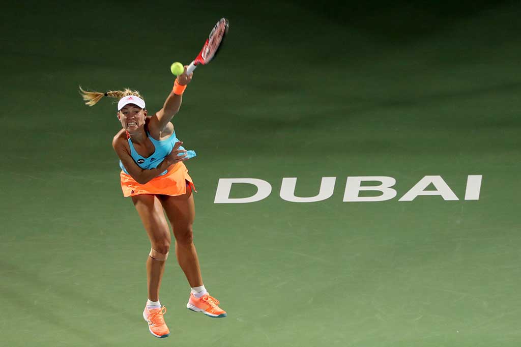 Petenis Jerman Angelique Kerber melancarkan servis ke arah unggulan tujuh Elina Svitolina (Ukraina) pada semifinal Dubai Tennis Championships, Jumat (24/2/2017).