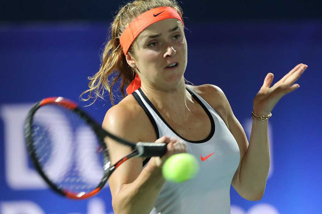 Svitolina berusaha mengembalikan bola ke arah Kerber.