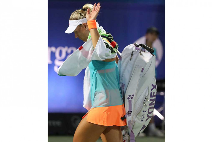 Setelah beberapa kali harus mendapatkan perawatan, Kerber akhirnya menyerah 3-6 dan 6-7 (3) dari Svitolina.