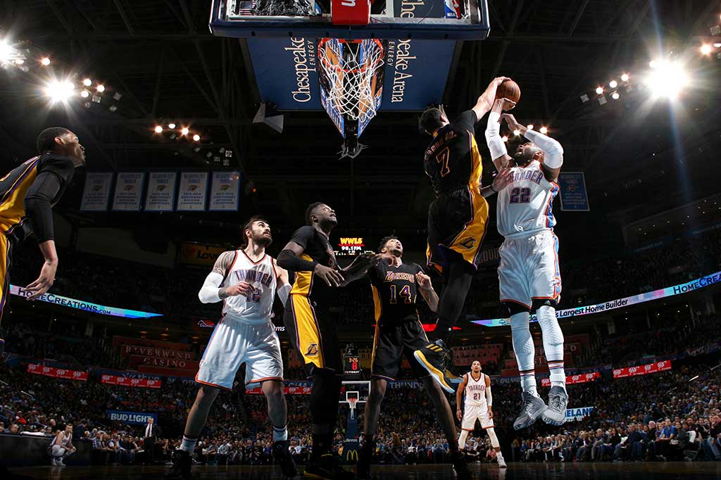 Sementara itu pemain anyar Thunder Taj Gibson mengemas 12 poin.
