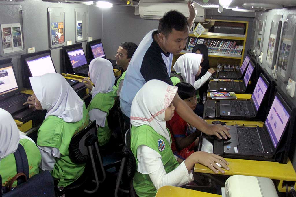 Sejumlah siswa Sekolah Dasar mengunakan Layanan Perpustakaan Elektronik Keliling (Pusteling) di kawasan Kebun Raya Bogor, Kota Bogor, Jawa Barat, Sabtu (25/2/2017).