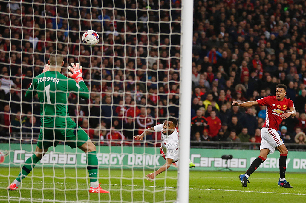 Jesse Lingard menggandakan keunggulan Setan Merah pada menit ke-39.