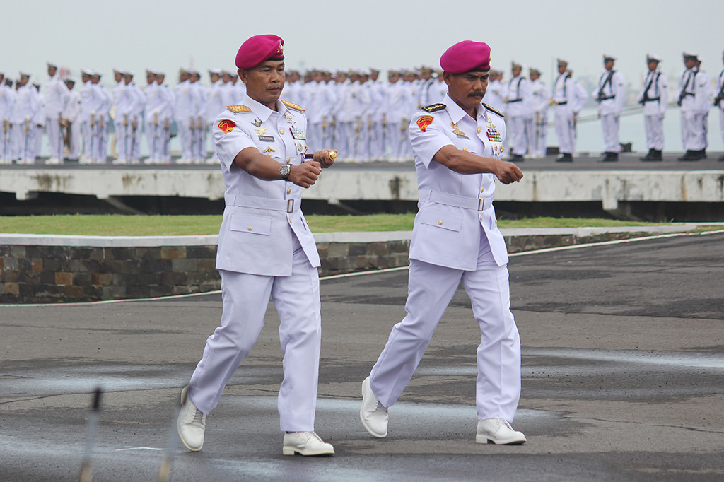 Brigjen TNI (Mar) Suhartono (kiri) bersama Kolonel (Mar) Bambang Sutrisno mengikuti upacara serah terima jabatan Komandan Pangkalan Utama TNI Angkatan Laut (Lantamal) XI Merauke di Dermaga Ujung Makoarmatim, Surabaya, Jawa Timur, Senin (27/2/2017).