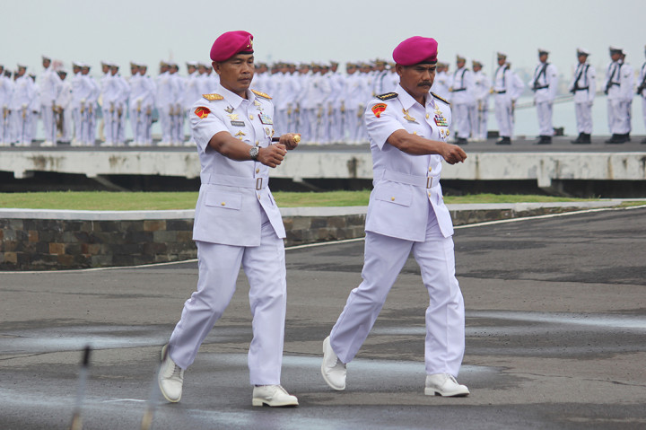 Brigjen TNI (Mar) Suhartono (kiri) bersama Kolonel (Mar) Bambang Sutrisno mengikuti upacara serah terima jabatan Komandan Pangkalan Utama TNI Angkatan Laut (Lantamal) XI Merauke di Dermaga Ujung Makoarmatim, Surabaya, Jawa Timur, Senin (27/2/2017).