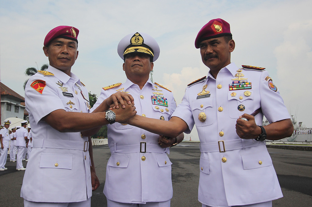 Pangarmatim Laksamana Muda TNI Darwanto (tengah) melakukan salam komando dengan Brigjen TNI (Mar) Suhartono (kiri) dan Kolonel (Mar) Bambang Sutrisno.