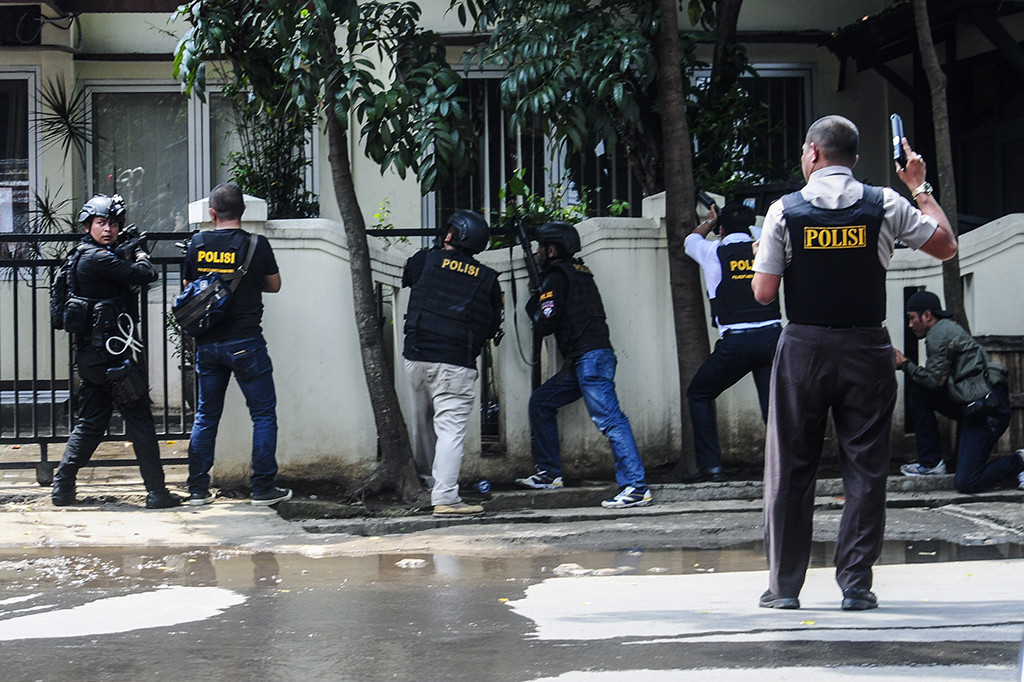 Polisi berhasil melumpuhkan salah seorang tersangka pelaku peledakan bom di kawasan Arjuna, Kelurahan Cicendo, Bandung, Jawa Barat.
