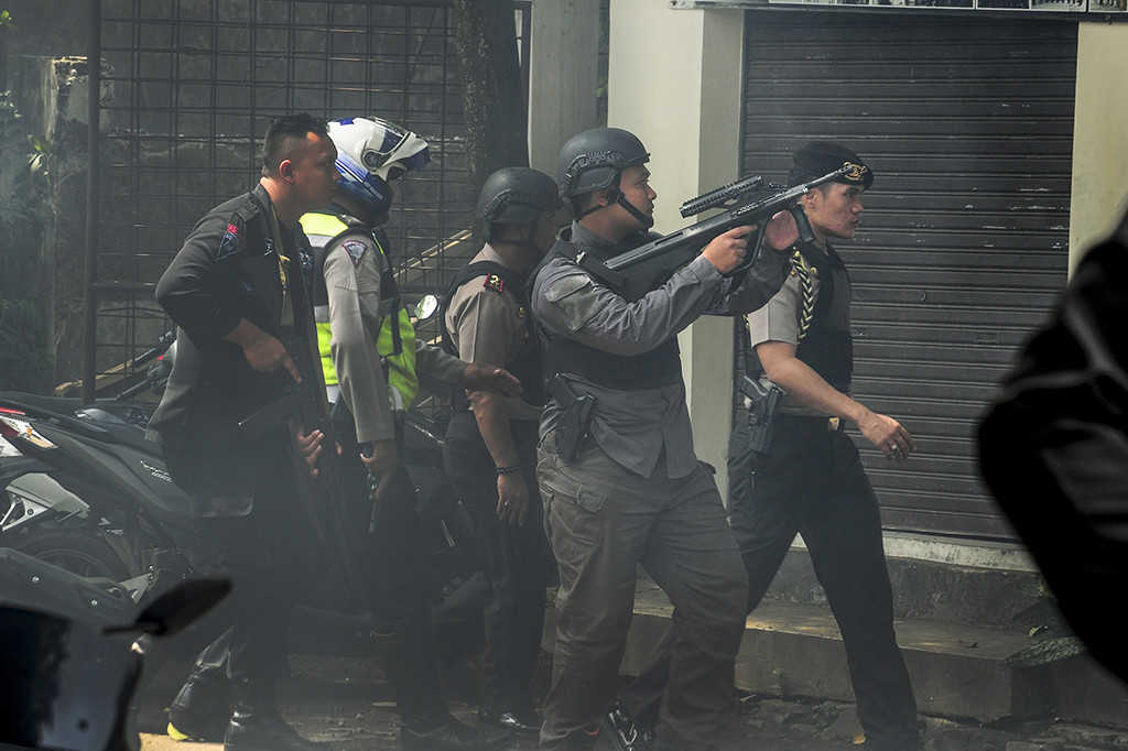 Keterangan polisi menyebutkan pelaku sebelumnya meledakkan bom panci sekitar pukul 08.30 WIB di Taman Pandawa di dekat kantor kelurahan tersebut.